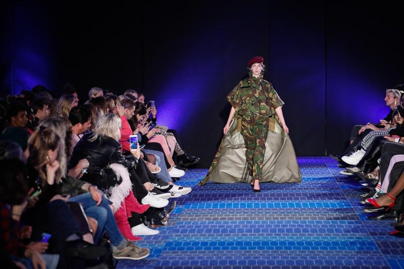 Ontwerper Benchellal maakt haute couture van oude legeruniformen Ontwerper Benchellal maakt haute couture van oude legeruniformen