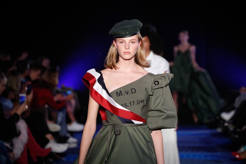 Ontwerper Benchellal maakt haute couture van oude legeruniformen Ontwerper Benchellal maakt haute couture van oude legeruniformen