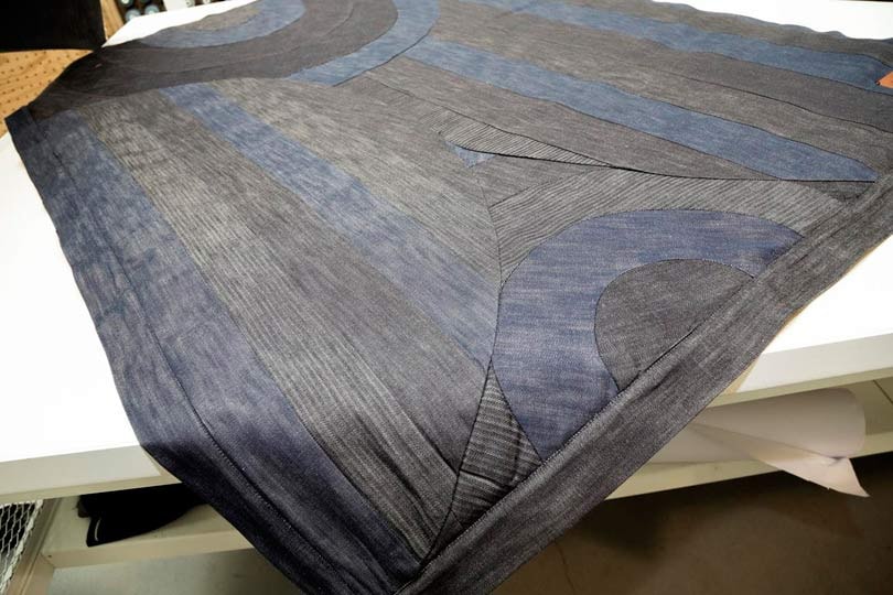 Het innovatieve Shin Denim van Japan Blue Co. moet de modewereld gaan veroveren Het innovatieve Shin Denim van Japan Blue Co. moet de modewereld gaan veroveren