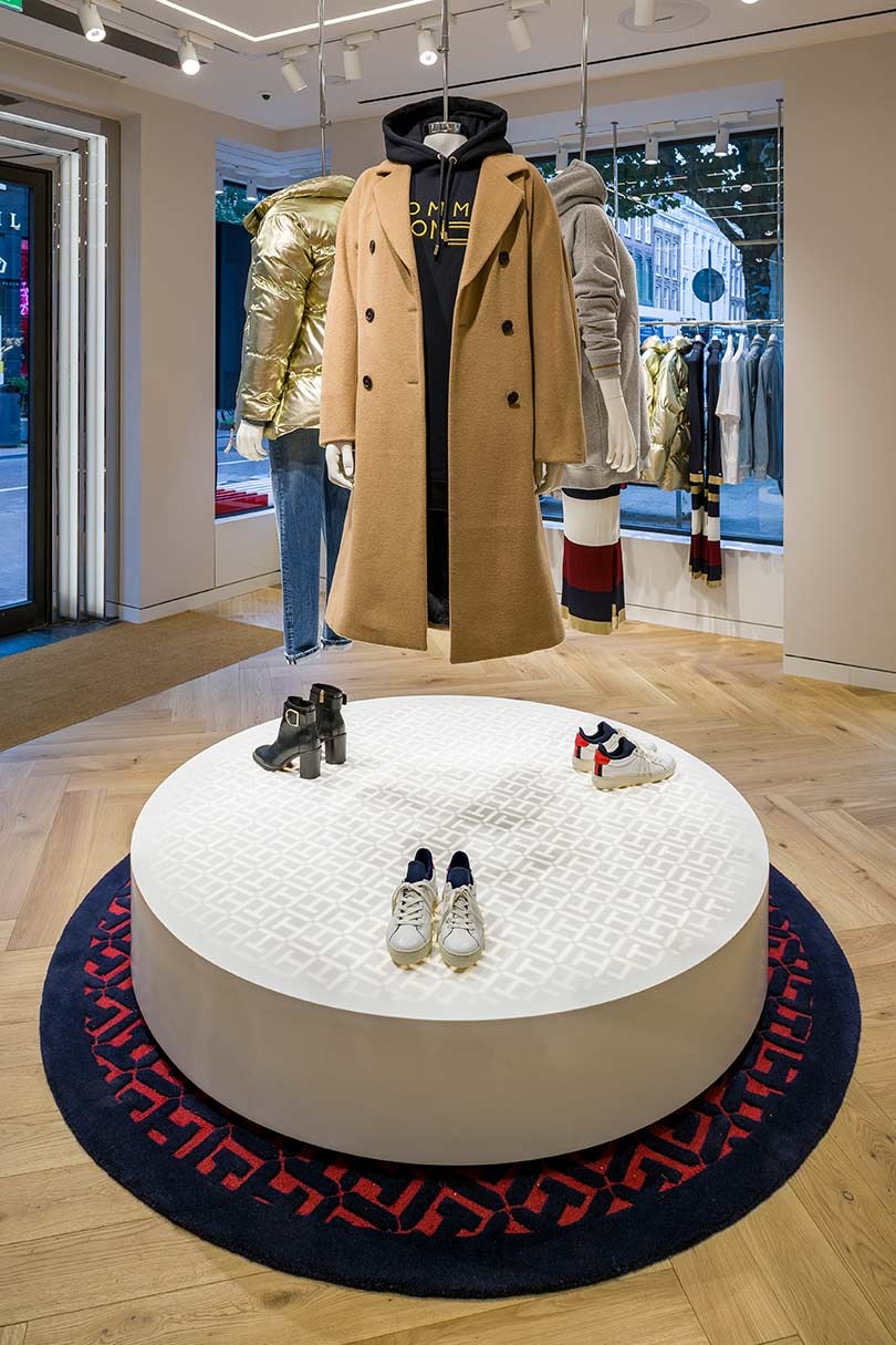 ‘De winkel van de toekomst’: Tommy Hilfiger’s vernieuwde winkel in Amsterdam ‘De winkel van de toekomst’: Tommy Hilfiger’s vernieuwde winkel in Amsterdam