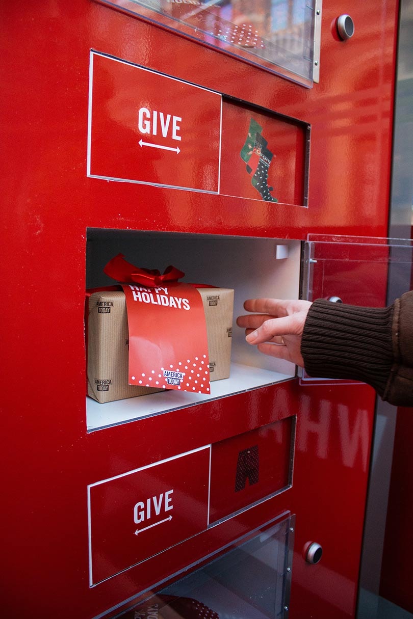 Zien: consumenten in Amsterdam kunnen America Today-producten uit de muur halen Zien: consumenten in Amsterdam kunnen America Today-producten uit de muur halen
