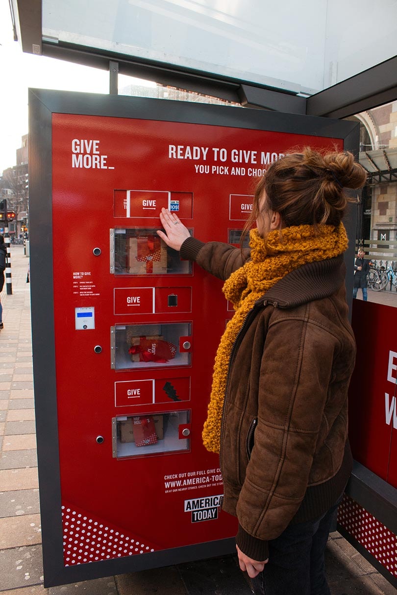 Zien: consumenten in Amsterdam kunnen America Today-producten uit de muur halen Zien: consumenten in Amsterdam kunnen America Today-producten uit de muur halen