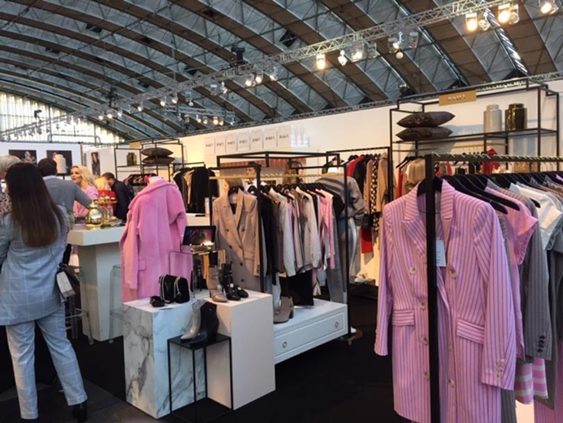 Kleur stoot donkere tinten van de troon tijdens wintereditie Modefabriek Kleur stoot donkere tinten van de troon tijdens wintereditie Modefabriek
