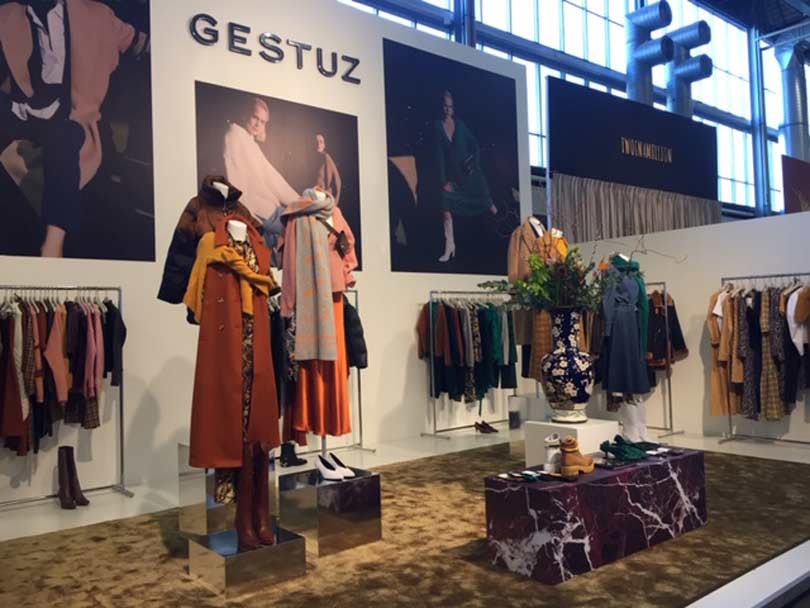 Kleur stoot donkere tinten van de troon tijdens wintereditie Modefabriek Kleur stoot donkere tinten van de troon tijdens wintereditie Modefabriek