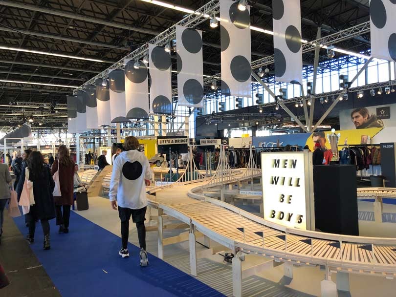 Kleur stoot donkere tinten van de troon tijdens wintereditie Modefabriek Kleur stoot donkere tinten van de troon tijdens wintereditie Modefabriek