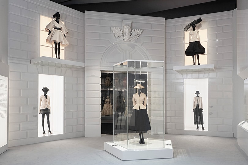 Binnenkijken: De ‘Christian Dior: Designer of Dreams’ tentoonstelling Binnenkijken: De ‘Christian Dior: Designer of Dreams’ tentoonstelling