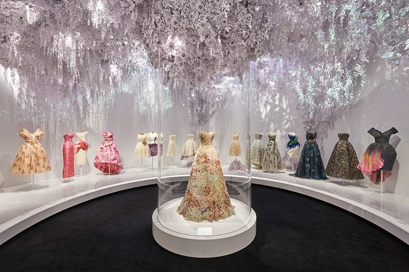Binnenkijken: De ‘Christian Dior: Designer of Dreams’ tentoonstelling Binnenkijken: De ‘Christian Dior: Designer of Dreams’ tentoonstelling
