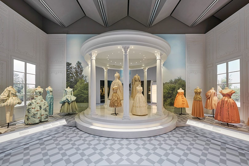 Binnenkijken: De ‘Christian Dior: Designer of Dreams’ tentoonstelling Binnenkijken: De ‘Christian Dior: Designer of Dreams’ tentoonstelling