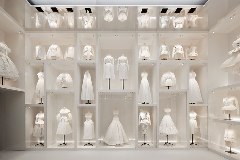 Binnenkijken: De ‘Christian Dior: Designer of Dreams’ tentoonstelling Binnenkijken: De ‘Christian Dior: Designer of Dreams’ tentoonstelling