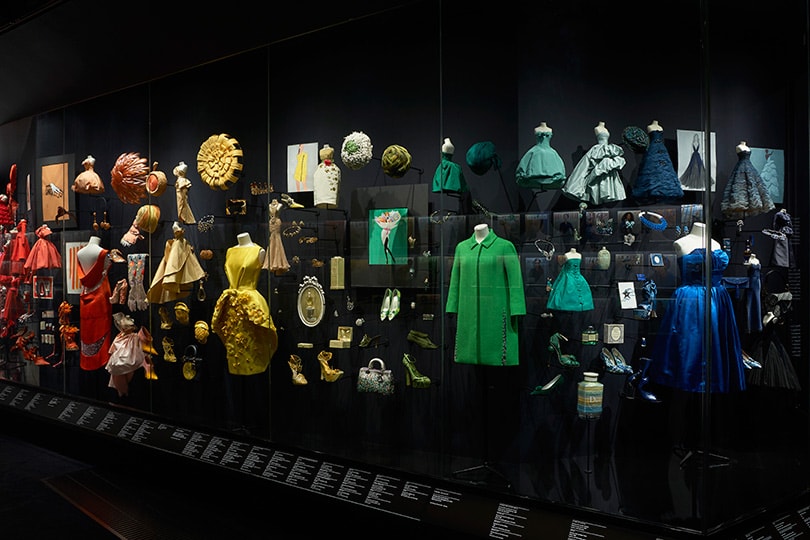 Binnenkijken: De ‘Christian Dior: Designer of Dreams’ tentoonstelling Binnenkijken: De ‘Christian Dior: Designer of Dreams’ tentoonstelling