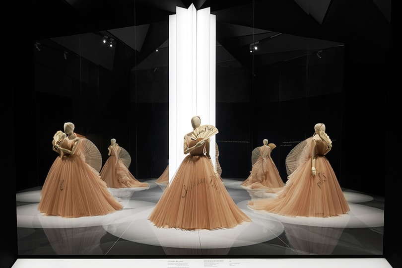 Binnenkijken: De ‘Christian Dior: Designer of Dreams’ tentoonstelling Binnenkijken: De ‘Christian Dior: Designer of Dreams’ tentoonstelling