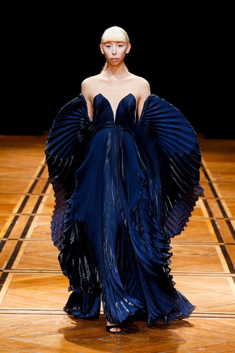 Kijken: De kleurrijke haute couture collectie van Iris van Herpen Kijken: De kleurrijke haute couture collectie van Iris van Herpen