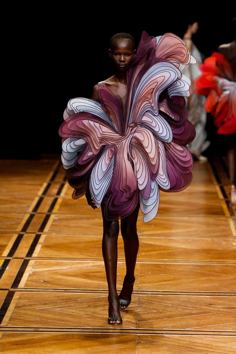Kijken: De kleurrijke haute couture collectie van Iris van Herpen Kijken: De kleurrijke haute couture collectie van Iris van Herpen
