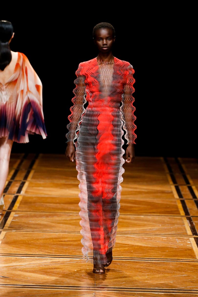 Kijken: De kleurrijke haute couture collectie van Iris van Herpen Kijken: De kleurrijke haute couture collectie van Iris van Herpen