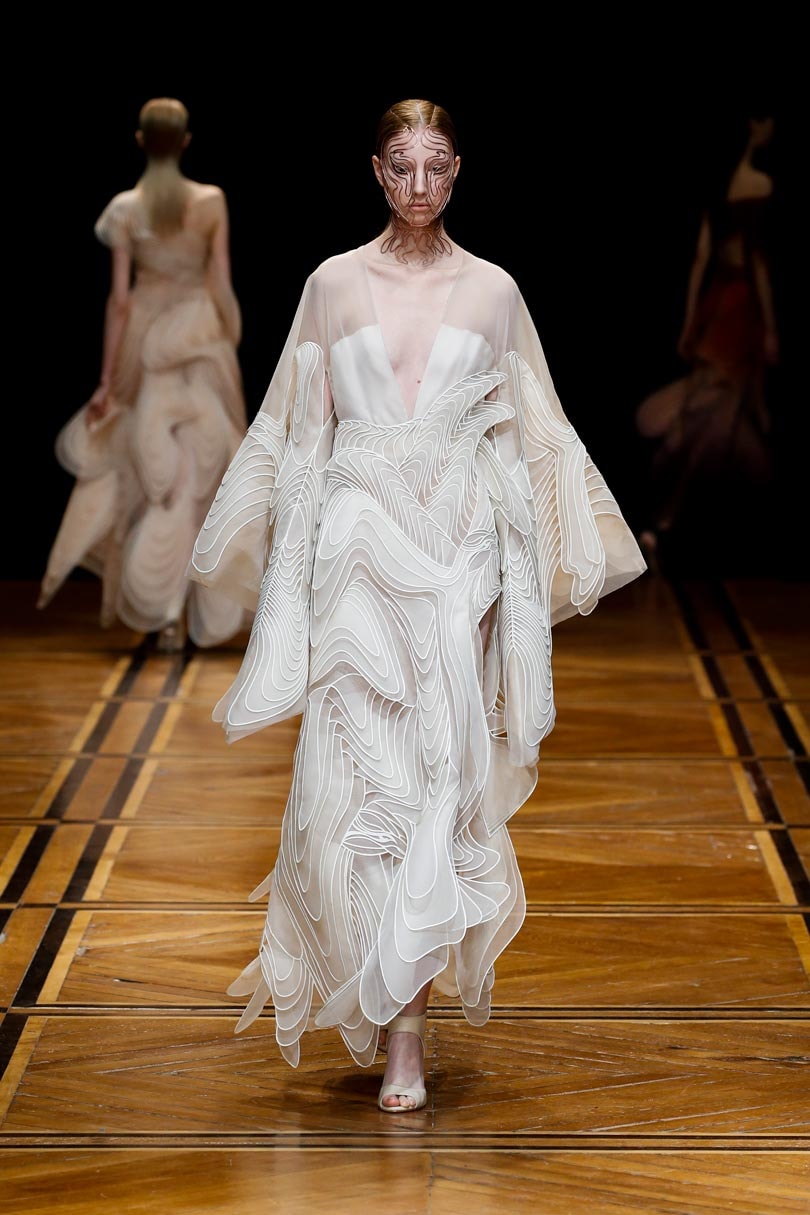 Kijken: De kleurrijke haute couture collectie van Iris van Herpen Kijken: De kleurrijke haute couture collectie van Iris van Herpen