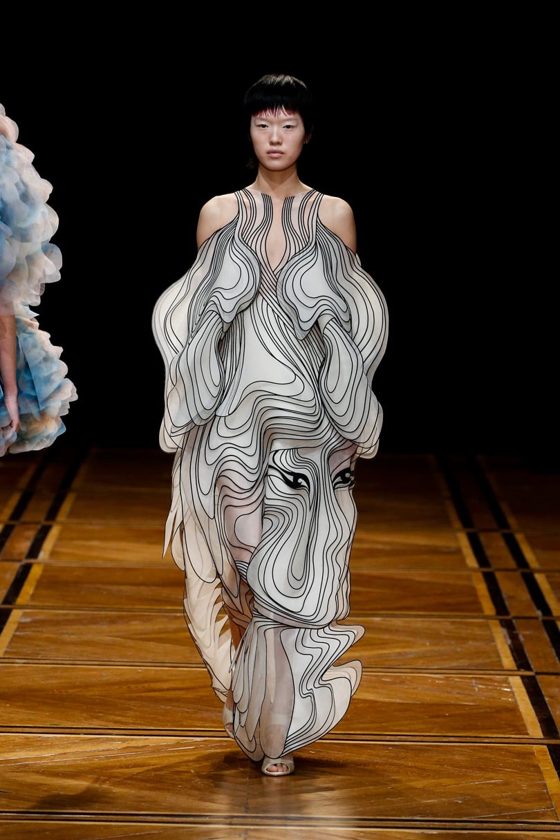 Kijken: De kleurrijke haute couture collectie van Iris van Herpen Kijken: De kleurrijke haute couture collectie van Iris van Herpen