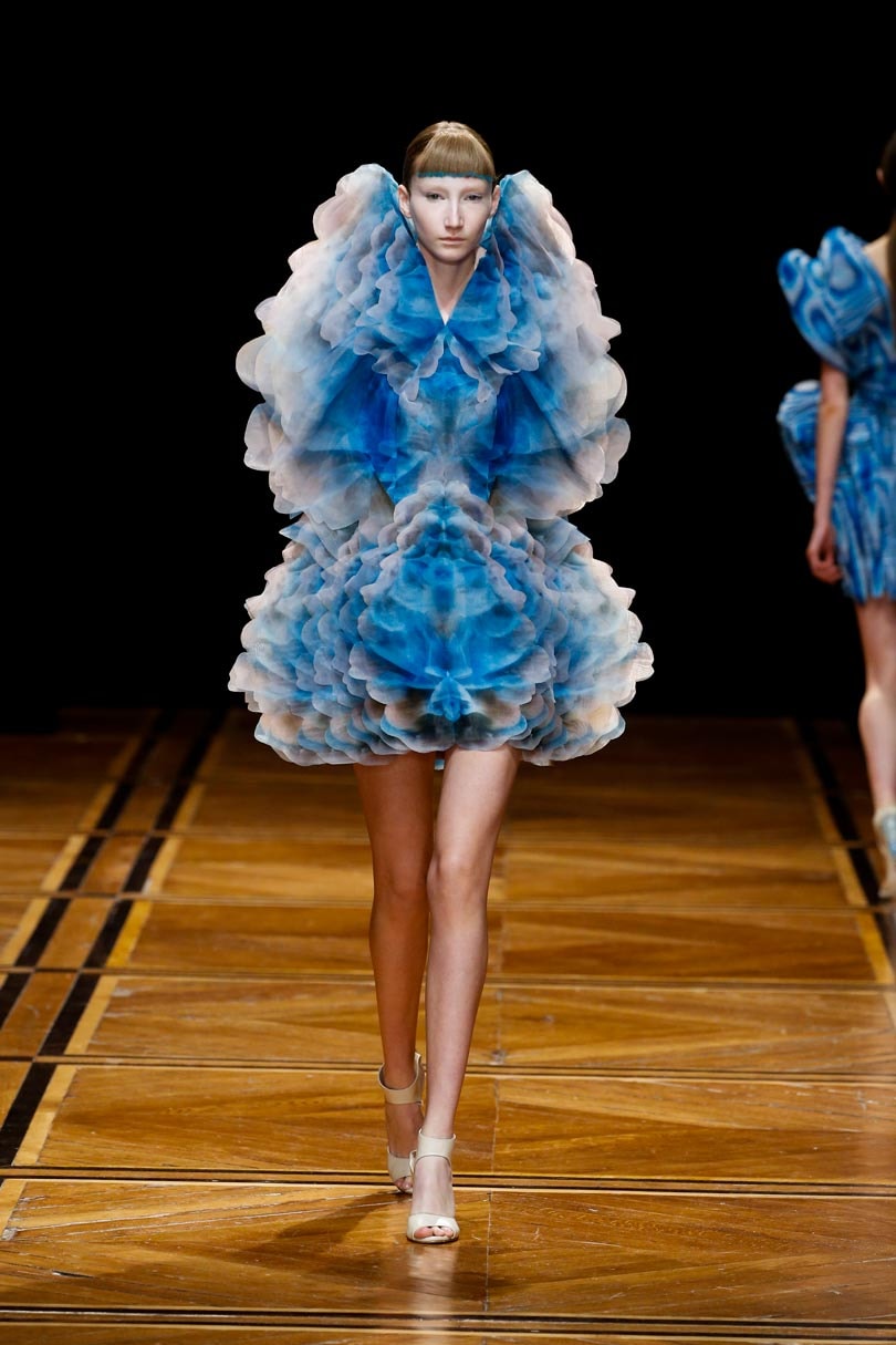 Kijken: De kleurrijke haute couture collectie van Iris van Herpen Kijken: De kleurrijke haute couture collectie van Iris van Herpen