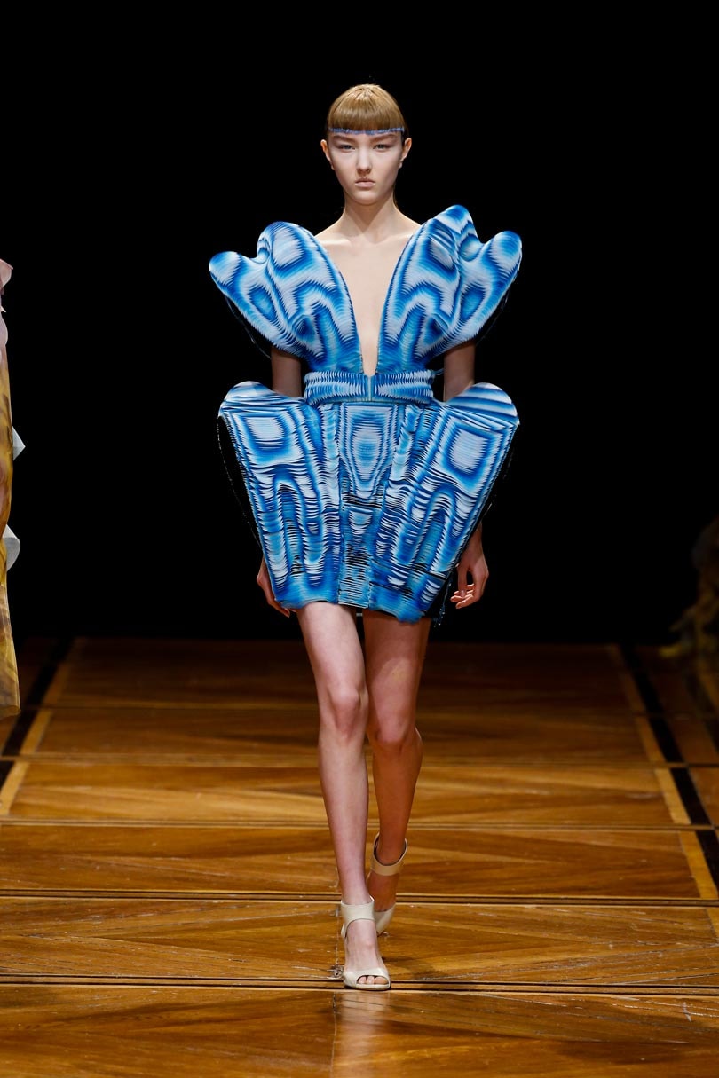 Kijken: De kleurrijke haute couture collectie van Iris van Herpen Kijken: De kleurrijke haute couture collectie van Iris van Herpen