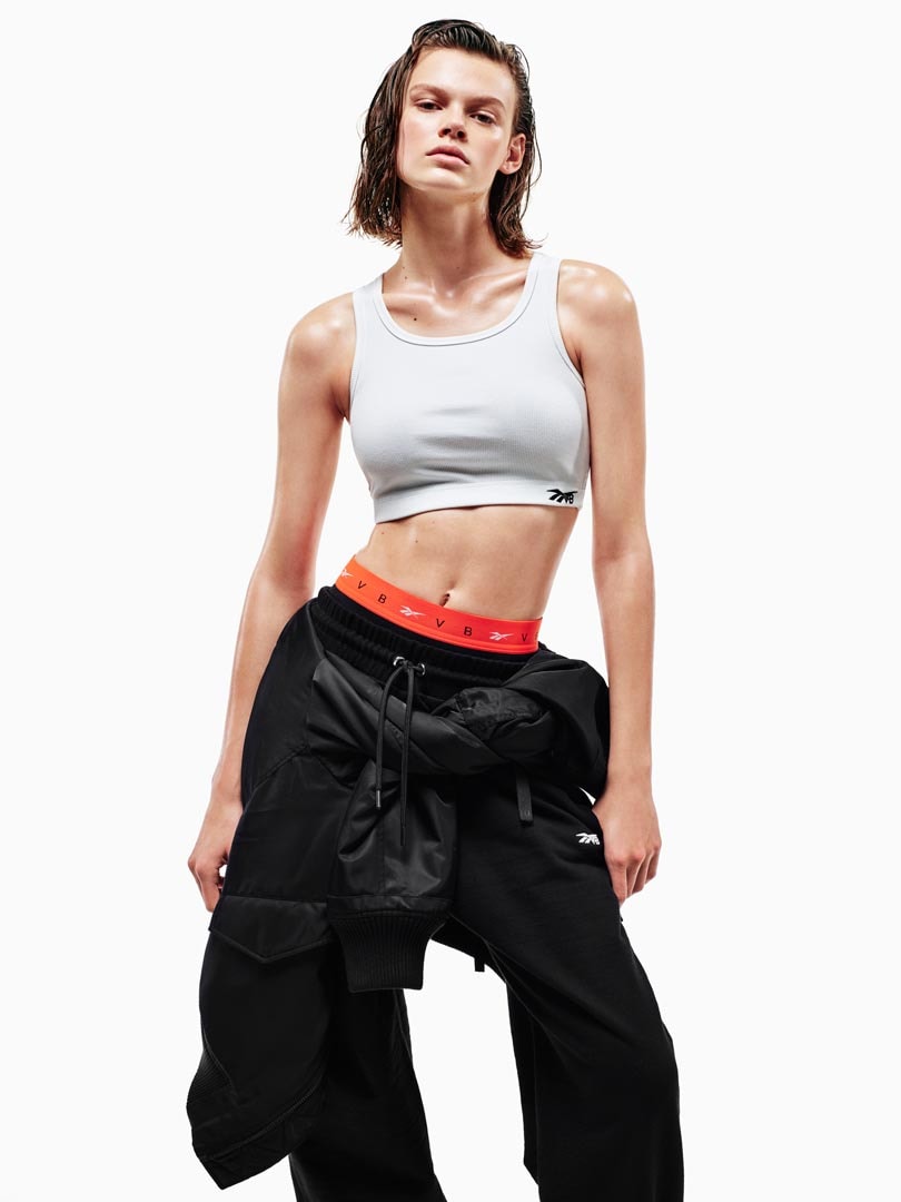 Kijken: Victoria Beckham’s eerste activewear collectie met Reebok Kijken: Victoria Beckham’s eerste activewear collectie met Reebok
