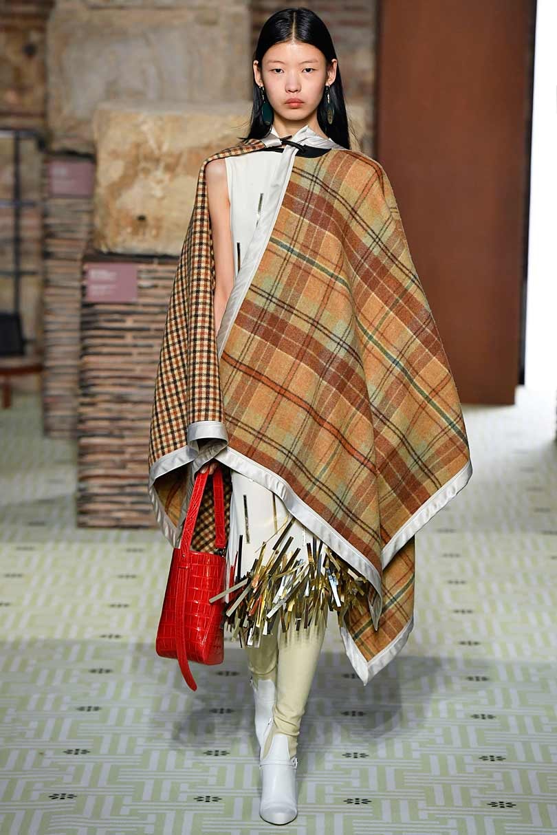 Breken met klassieke codes: Bruno Sialelli’s debuut bij Lanvin Breken met klassieke codes: Bruno Sialelli’s debuut bij Lanvin