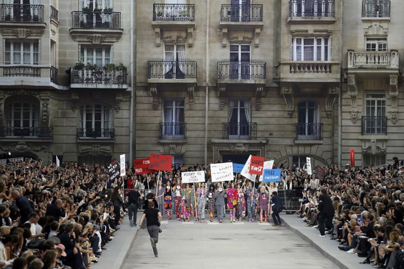 In beeld: Karl Lagerfeld's meest memorabele modeshows In beeld: Karl Lagerfeld's meest memorabele modeshows
