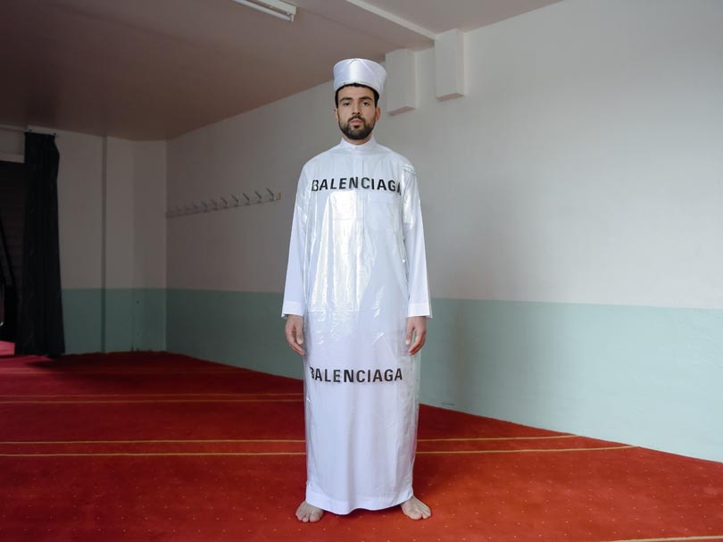 Mousganistan: de eerste solo-expositie van de modefotograaf Mous Lamrabat Mousganistan: de eerste solo-expositie van de modefotograaf Mous Lamrabat