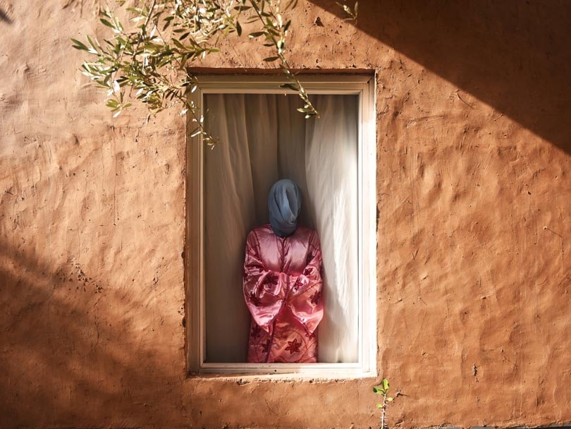 Mousganistan: de eerste solo-expositie van de modefotograaf Mous Lamrabat Mousganistan: de eerste solo-expositie van de modefotograaf Mous Lamrabat