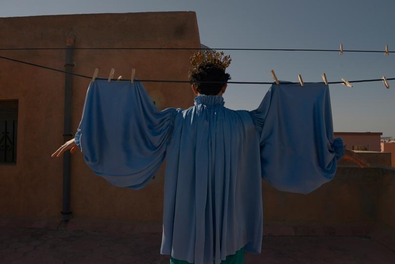 Mousganistan: de eerste solo-expositie van de modefotograaf Mous Lamrabat Mousganistan: de eerste solo-expositie van de modefotograaf Mous Lamrabat