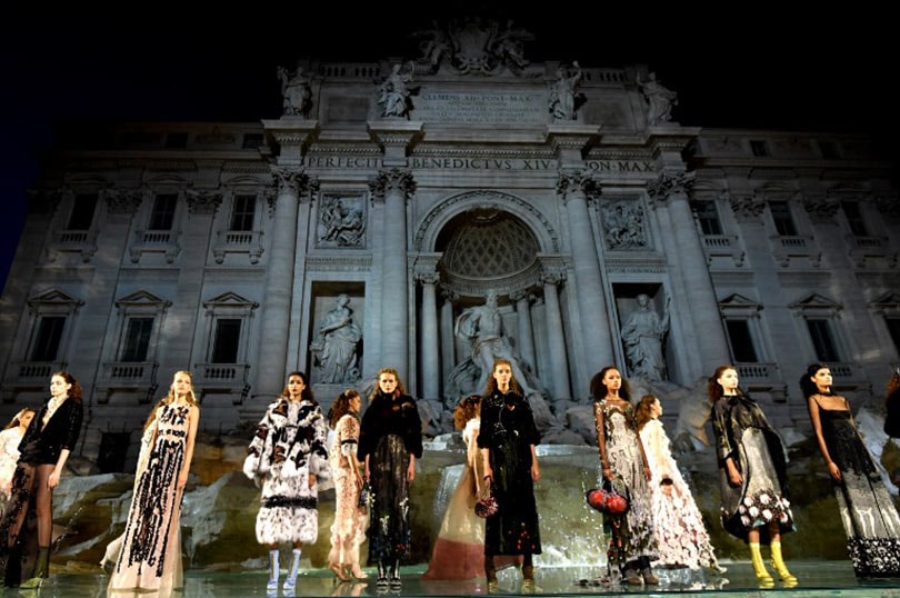 In beeld: Karl Lagerfeld's meest memorabele modeshows In beeld: Karl Lagerfeld's meest memorabele modeshows