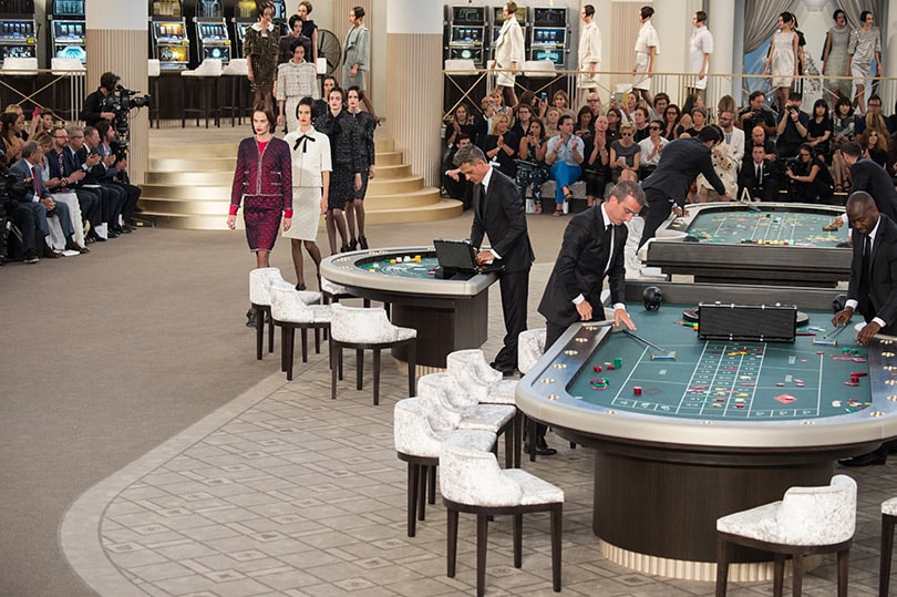 In beeld: Karl Lagerfeld's meest memorabele modeshows In beeld: Karl Lagerfeld's meest memorabele modeshows