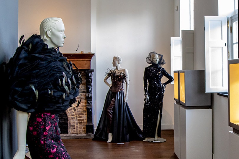Zien: eerste beelden tentoonstelling 'Het Meisje, De Jurk en De Parel' Zien: eerste beelden tentoonstelling 'Het Meisje, De Jurk en De Parel'
