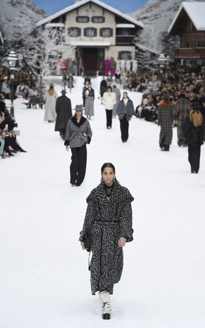 Minuut stilte bij laatste Chanel show van Karl Lagerfeld’s hand Minuut stilte bij laatste Chanel show van Karl Lagerfeld’s hand