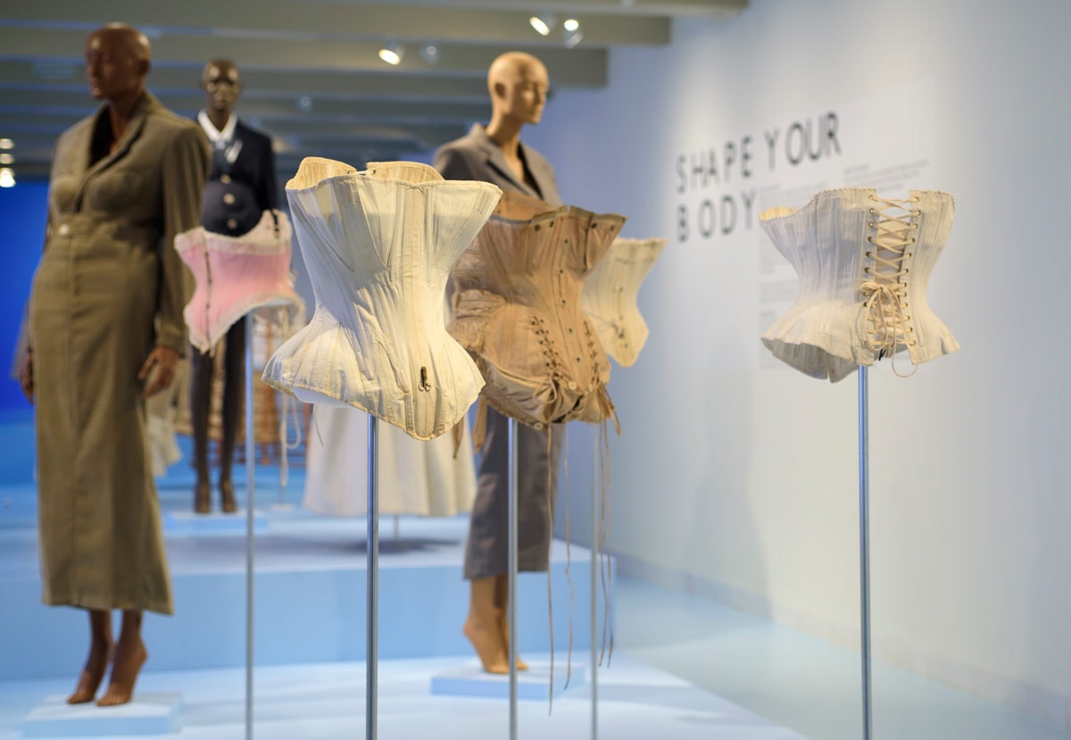 Van crinolinejapon tot collector’s sneaker: Fashion Statements in Amsterdam Museum Van crinolinejapon tot collector’s sneaker: Fashion Statements in Amsterdam Museum
