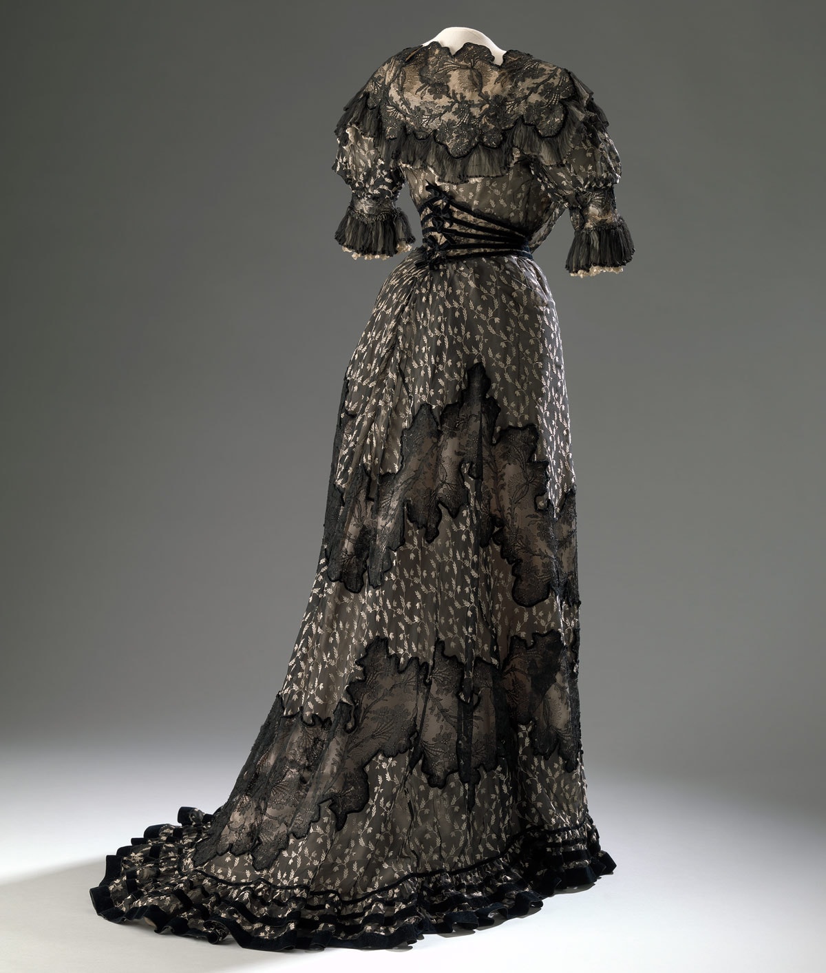 Van crinolinejapon tot collector’s sneaker: Fashion Statements in Amsterdam Museum Van crinolinejapon tot collector’s sneaker: Fashion Statements in Amsterdam Museum