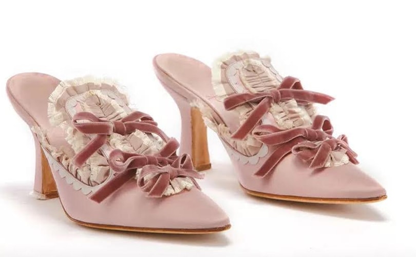 Roze pumps naast Madame de Pompadour; Manolo Blahnik in The Wallace Collection Roze pumps naast Madame de Pompadour; Manolo Blahnik in The Wallace Collection