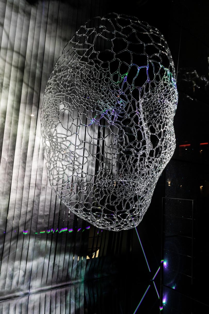 Kijken: Iris van Herpen ontwerpt kunstwerken voor Swarovski-winkel Kijken: Iris van Herpen ontwerpt kunstwerken voor Swarovski-winkel