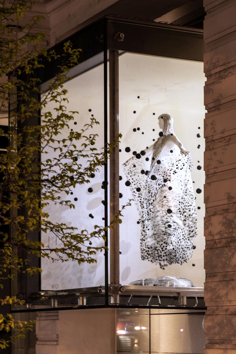 Kijken: Iris van Herpen ontwerpt kunstwerken voor Swarovski-winkel Kijken: Iris van Herpen ontwerpt kunstwerken voor Swarovski-winkel