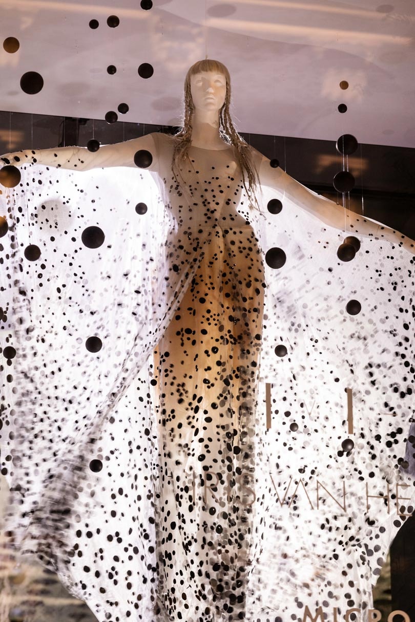 Kijken: Iris van Herpen ontwerpt kunstwerken voor Swarovski-winkel Kijken: Iris van Herpen ontwerpt kunstwerken voor Swarovski-winkel