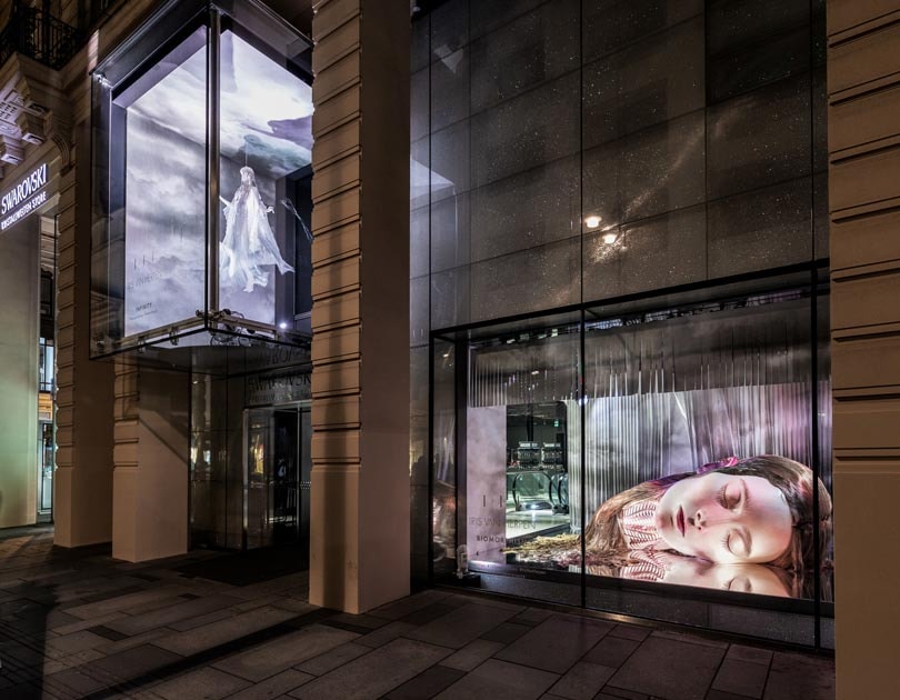 Kijken: Iris van Herpen ontwerpt kunstwerken voor Swarovski-winkel Kijken: Iris van Herpen ontwerpt kunstwerken voor Swarovski-winkel