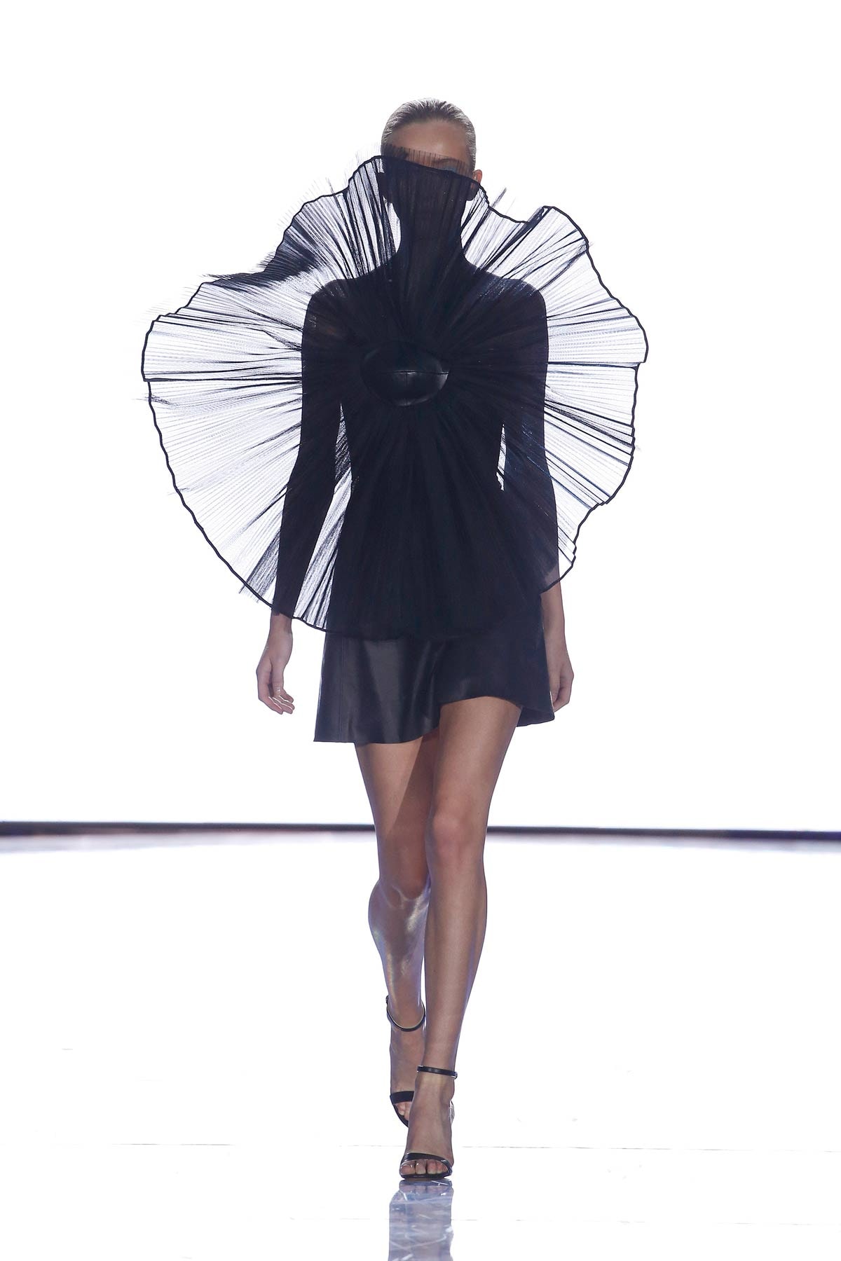 Zien: David Laport showt ‘Super Photosynthesis’ op Mercedez-Benz Fashion Week Ibiza Zien: David Laport showt ‘Super Photosynthesis’ op Mercedez-Benz Fashion Week Ibiza