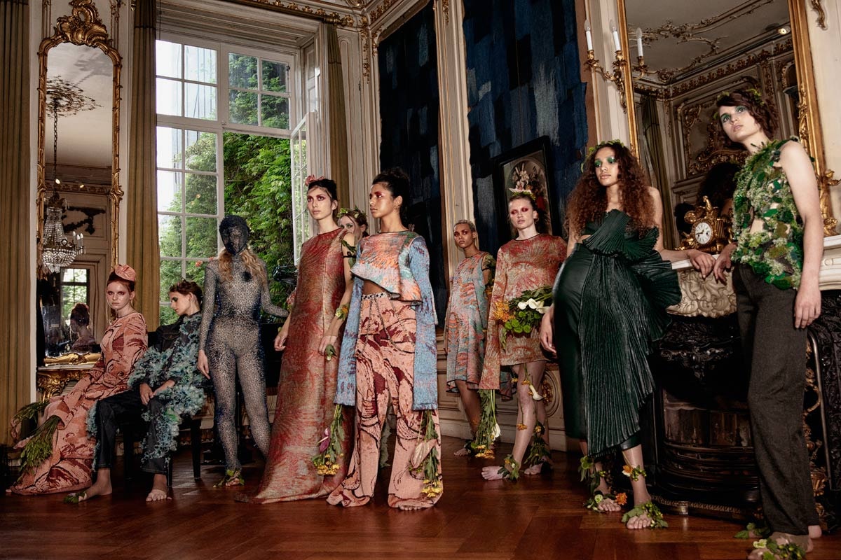 HAUTE NATURE: dromerige coutureshow in een zee van bloemstillevens HAUTE NATURE: dromerige coutureshow in een zee van bloemstillevens