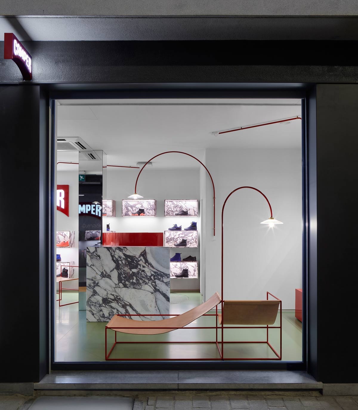 Camper strikt Muller van Severen voor nieuw winkelinterieur Antwerpse store Camper strikt Muller van Severen voor nieuw winkelinterieur Antwerpse store