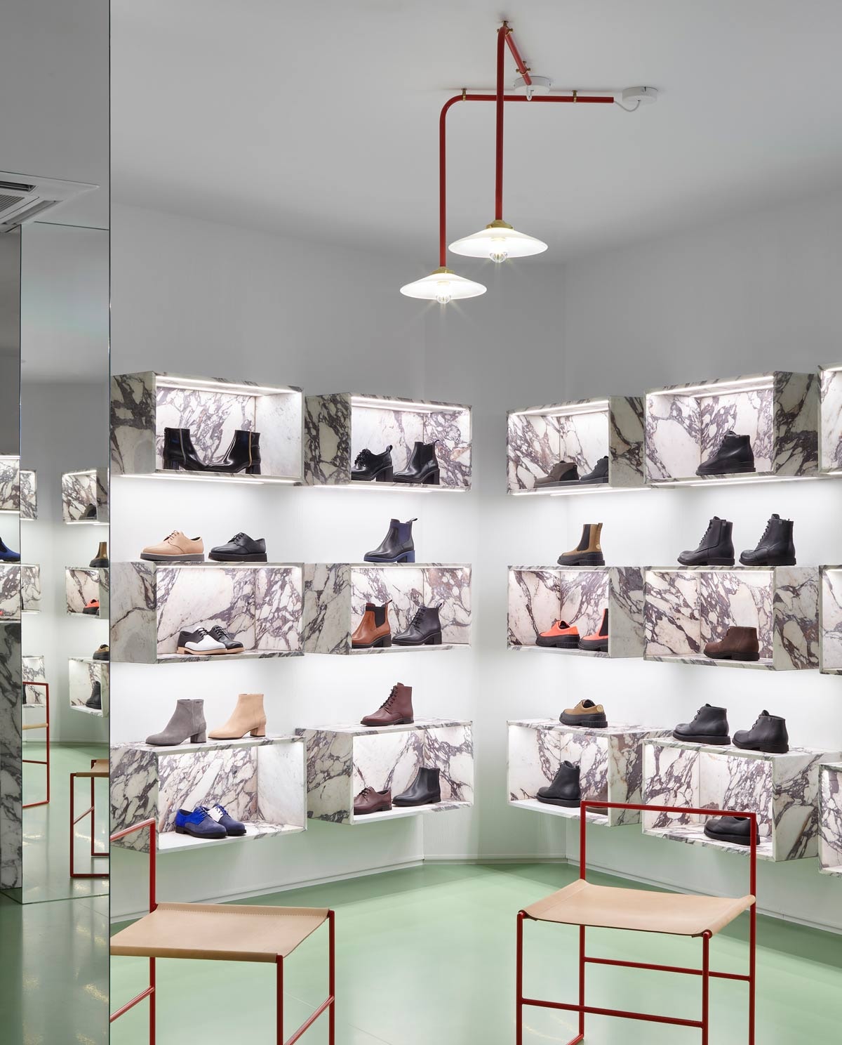 Camper strikt Muller van Severen voor nieuw winkelinterieur Antwerpse store Camper strikt Muller van Severen voor nieuw winkelinterieur Antwerpse store