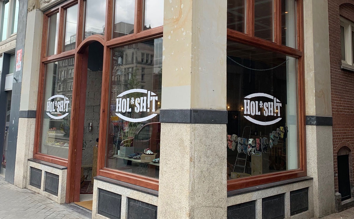 Hol* Sh!t opent eerste pop-upstore in Amsterdam; vier vragen aan het jonge sandalenmerk Hol* Sh!t opent eerste pop-upstore in Amsterdam; vier vragen aan het jonge sandalenmerk