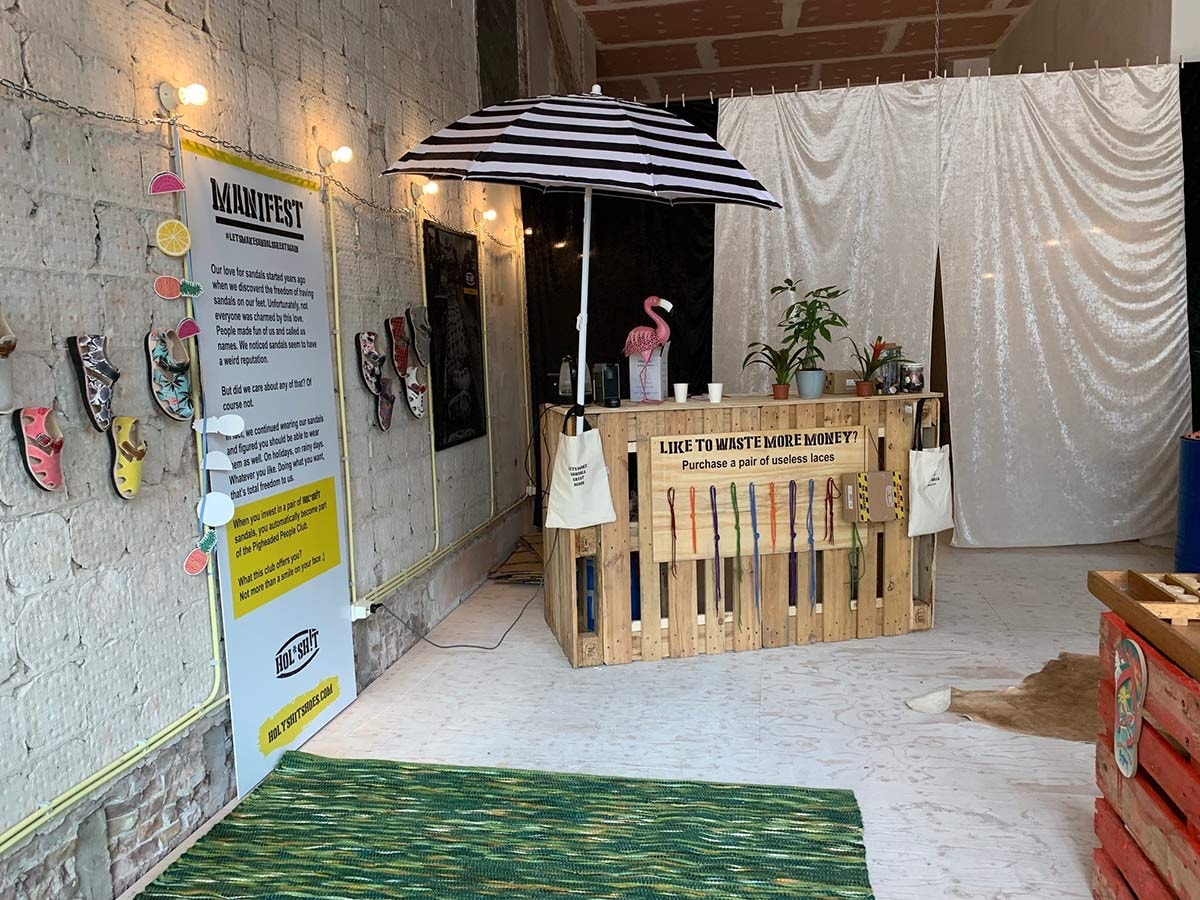 Hol* Sh!t opent eerste pop-upstore in Amsterdam; vier vragen aan het jonge sandalenmerk Hol* Sh!t opent eerste pop-upstore in Amsterdam; vier vragen aan het jonge sandalenmerk