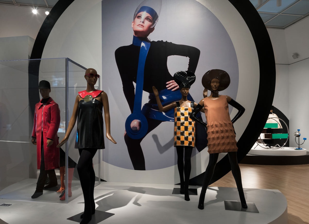 Binnenkijken bij de ‘Pierre Cardin: Future Fashion’-tentoonstelling Binnenkijken bij de ‘Pierre Cardin: Future Fashion’-tentoonstelling
