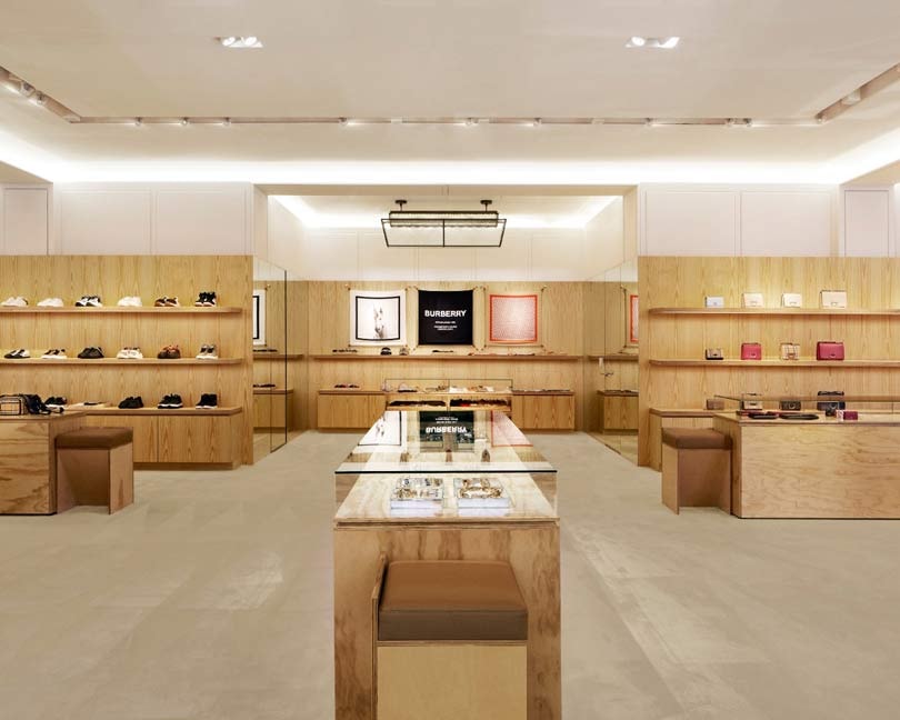 Kijken: Burberry debuteert nieuw winkelconcept Kijken: Burberry debuteert nieuw winkelconcept