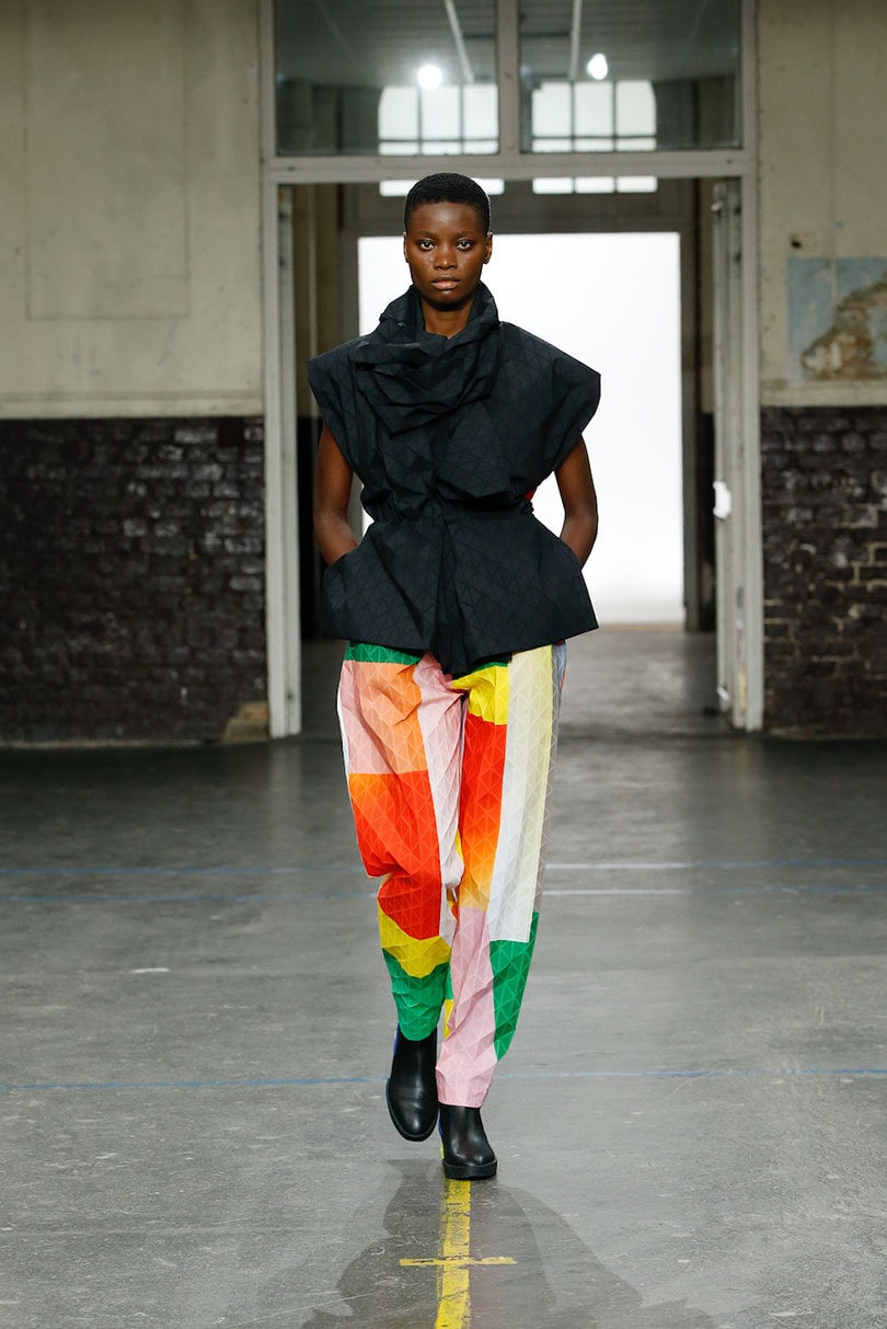 Issey Miyake AW19: huispatronen herbezocht en heruitgevonden Issey Miyake AW19: huispatronen herbezocht en heruitgevonden