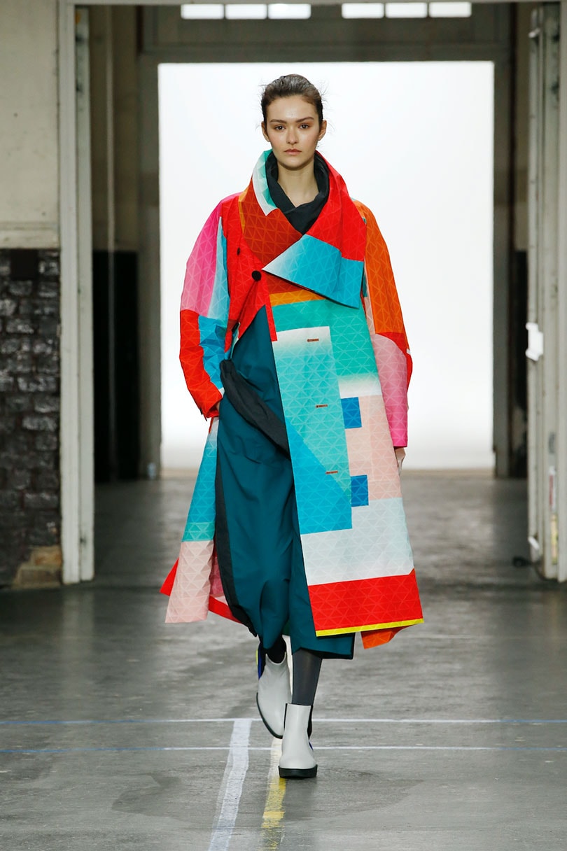 Issey Miyake AW19: huispatronen herbezocht en heruitgevonden Issey Miyake AW19: huispatronen herbezocht en heruitgevonden
