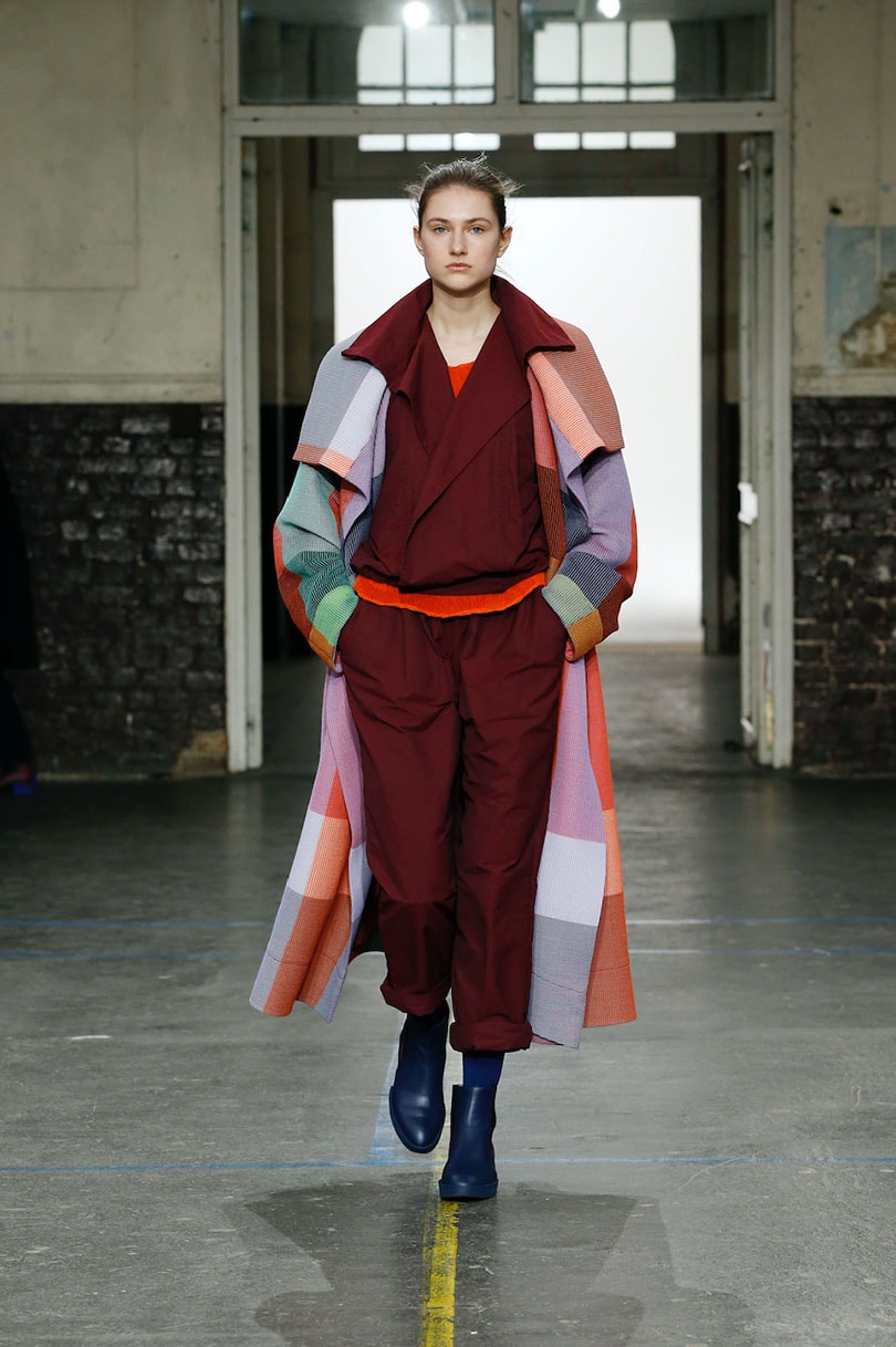 Issey Miyake AW19: huispatronen herbezocht en heruitgevonden Issey Miyake AW19: huispatronen herbezocht en heruitgevonden